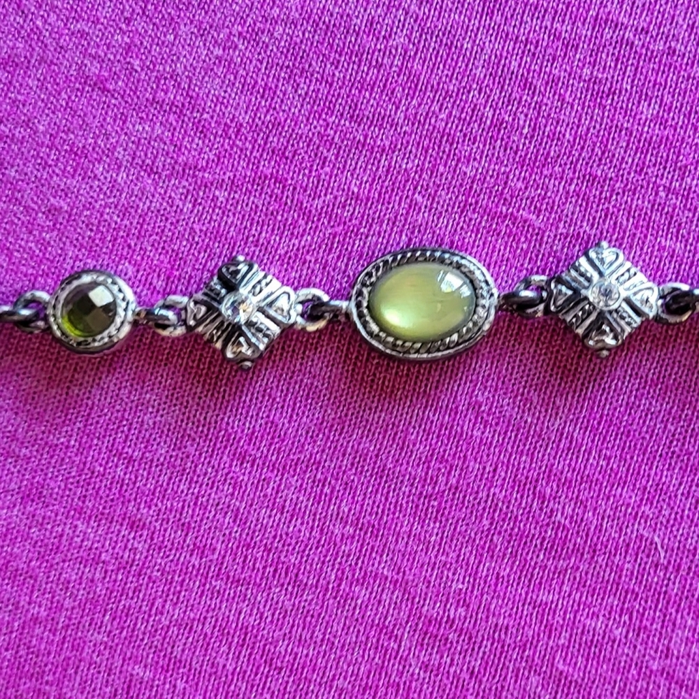 Costume jewelry bracelet with peridot/yellow color family stones